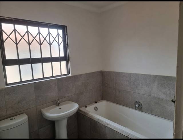 2 BEDROOM HOUSE FOR SALE IN STRETFORD